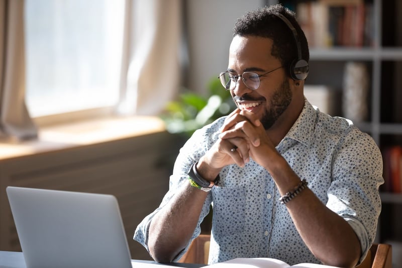 Energy call center specialist providing live customer support